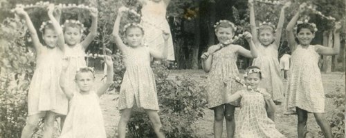 Детский дом в Киеве, готовимся к празднику. Рива стоит 3-я справа. 1945г.